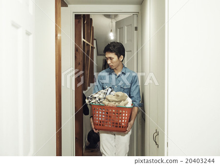 一個正在洗衣服的男人 一個正在洗衣服的男人 20403244