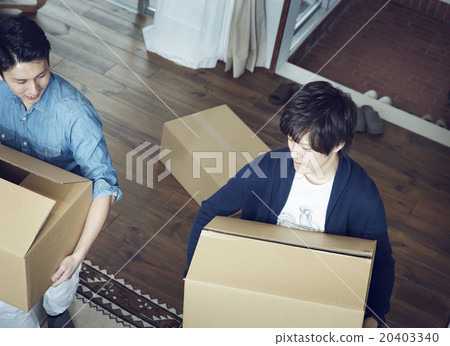 一個搬到工作崗位的男人 一個搬到工作崗位的男人 20403340