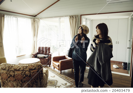 Women enjoying travel 20403479