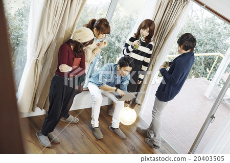 享受家庭聚會的男人和女人 20403505