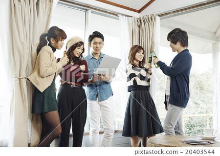 Men and women enjoying home parties 20403544