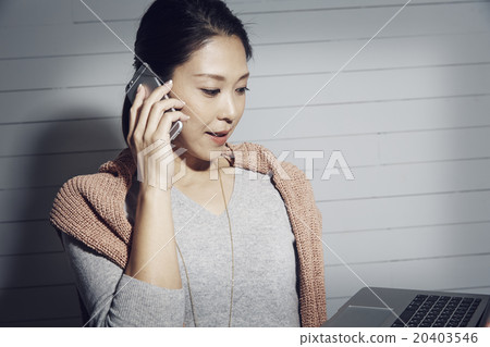 一個扮演書桌工作的女人 20403546