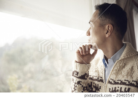 站立在窗口的一個人 20403547