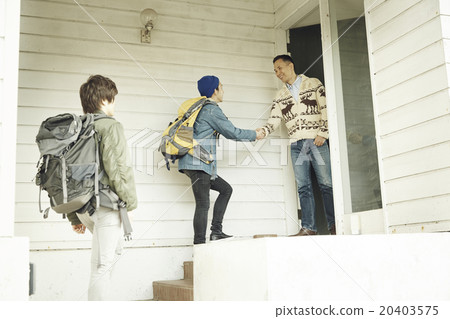 一個男人站在入口處 20403575