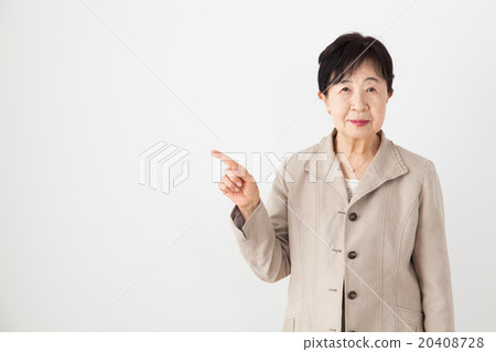 指向拷貝空間的資深女性 指向拷貝空間的資深女性 20408728