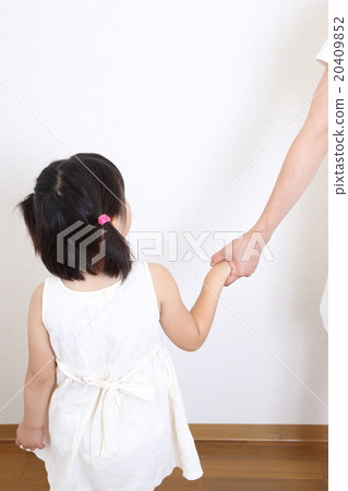 握手的父母和孩子的後面 20409852