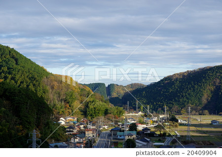 Village Higashi Chichi村被群山環繞 Village Higashi Chichi村被群山環繞 20409904