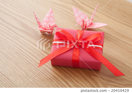 起重機摺紙和禮物 20410429