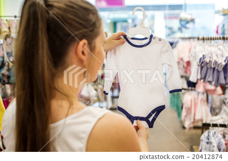 Pregnant woman shopping Pregnant woman shopping 20412874
