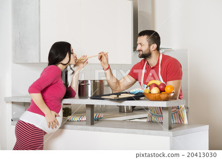 Pregnant couple 20413030