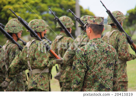 自衛隊人員和指揮官遊行 20413819