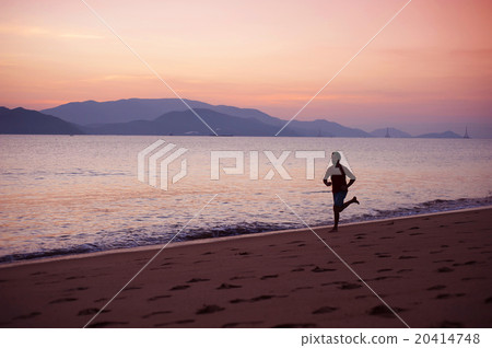 Man running on the beach 20414748