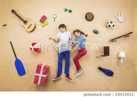 Children with books 20415052