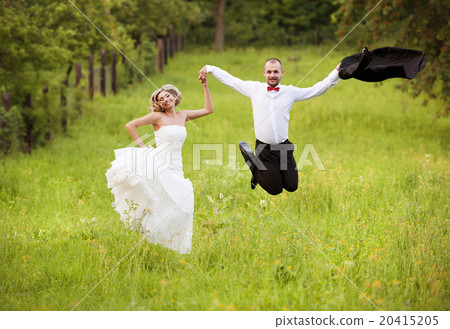 Bride and groom enjoying wedding day in nature 20415205