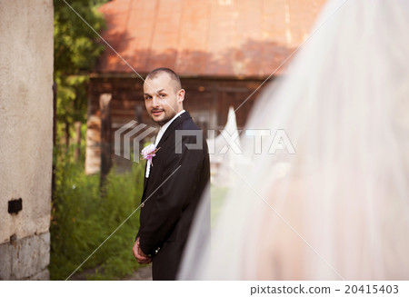 Handsome groom getting ready for wedding 20415403