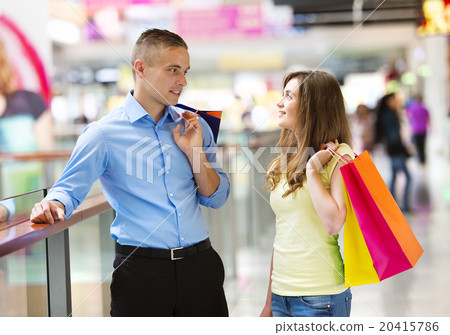 Couple shopping 20415786