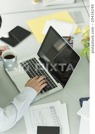 操作便攜式計算機的商人 20416249