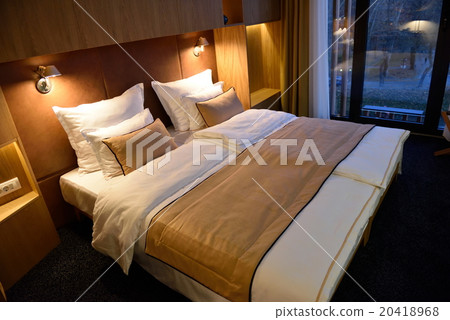 modern hotel room 20418968