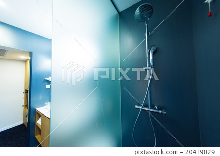 hotel room bathroom 20419029