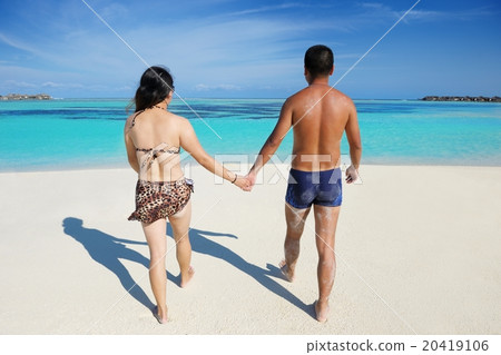 happy young couple enjoying summer on beach 20419106