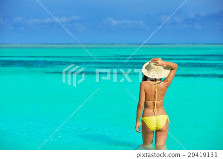 beautiful woman relax on tropical beach 20419131