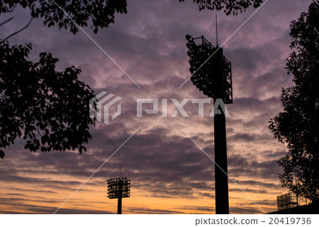 與日出雲彩的夜照明設備剪影 20419736