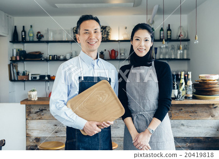 A couple who runs a cafe 20419818