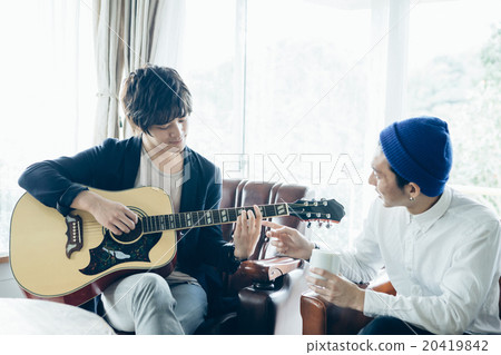 青年彈吉他 20419842