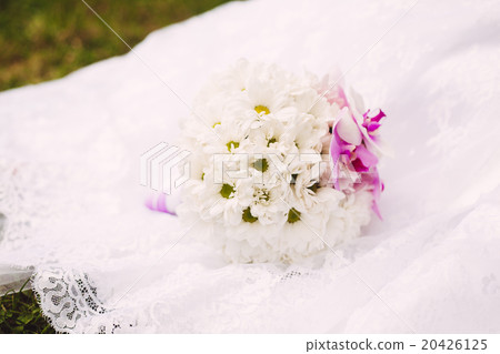 White chamomile bride bouquet  20426125