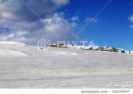Ice-covered slope in sun day 20430847