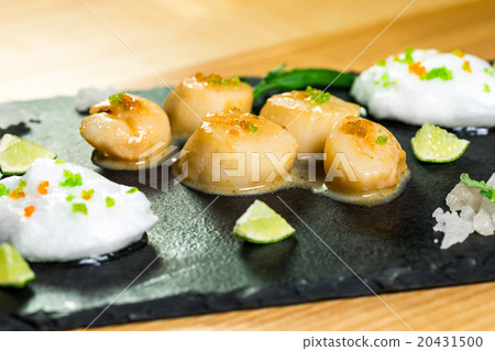 Studio close up of seared scallops, garnished  20431500