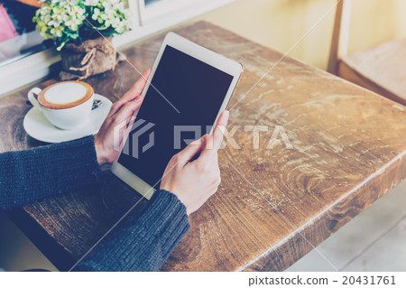 Woman using tablet in coffee shop  20431761