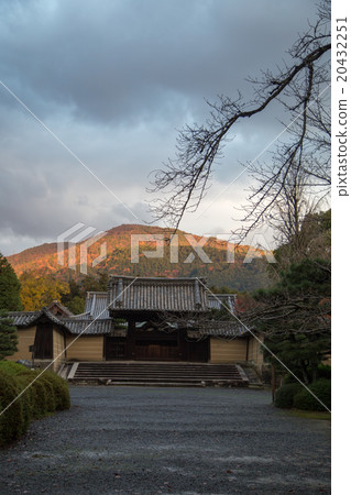 Takatsukayama寺廟在秋葉的著色 20432251
