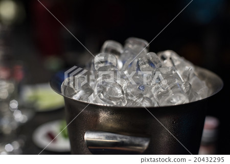 Ice bucket with ice cubes 20432295