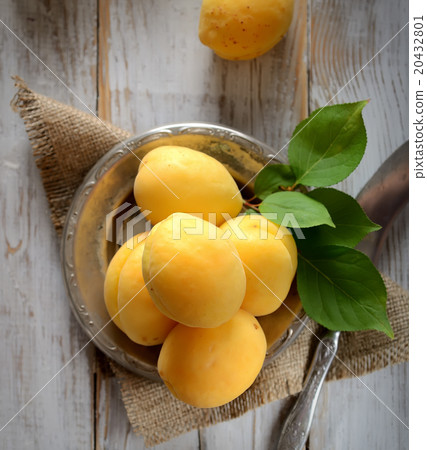 fresh apricots on the plate on a wooden background fresh apricots on the plate on a wooden background 20432801