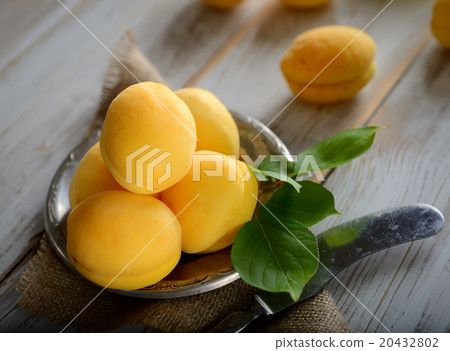 fresh apricots on the plate on a wooden background fresh apricots on the plate on a wooden background 20432802