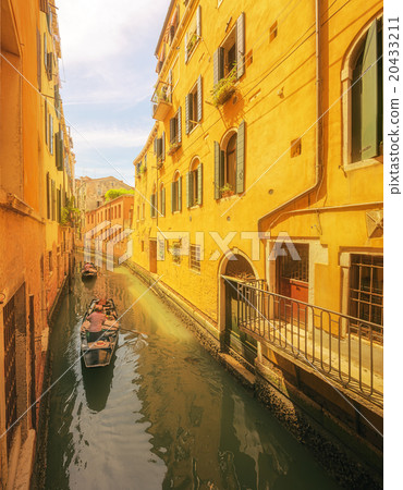 View to the grand canal and Academy in Venice 20433211