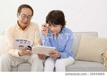 看材料的殘疾資深夫婦 20434669