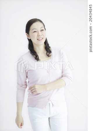 Female in his 40's refreshing smile Small daily activities Natural light 20434845