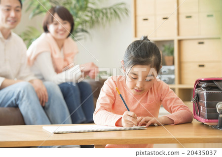 在客廳和父母看著學習的女孩 20435037