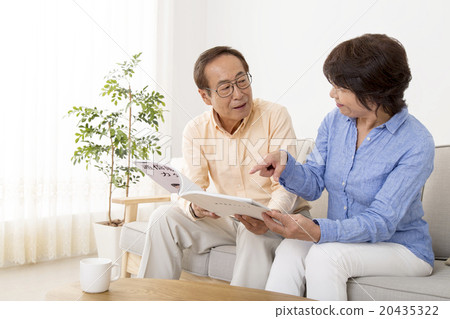 看郵購目錄的資深夫婦 20435322