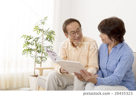 看的資深夫婦，當選擇從郵購目錄時 20435323