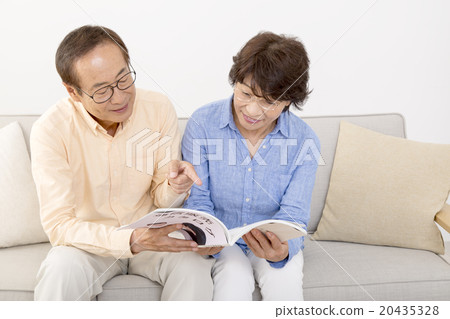 選擇郵購目錄的資深夫婦 20435328