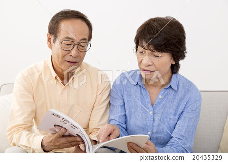 選擇郵購目錄的資深夫婦 選擇郵購目錄的資深夫婦 20435329