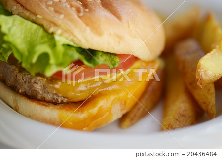 漢堡芝士漢堡炸薯條土豆酥快餐 漢堡芝士漢堡炸薯條土豆酥快餐 20436484