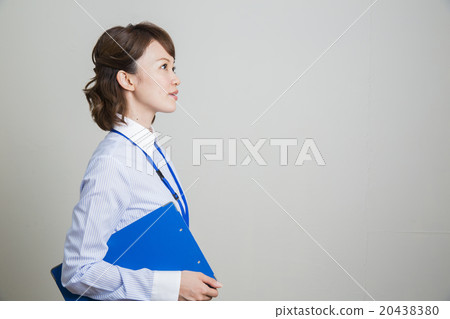 肖像的年輕商業女人 20438380