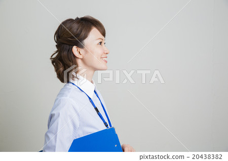 肖像的年輕商業女人 20438382