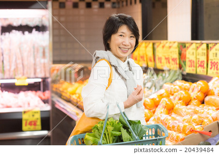A housewife shopping at the supermarket 20439484