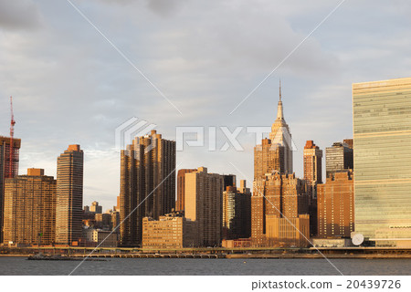Manhattan Skyline at sunrise from Long Island City 20439726
