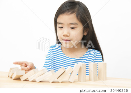 Girls playing in Domino Building blocks Playing elementary school girls Domino building blocks 20440226